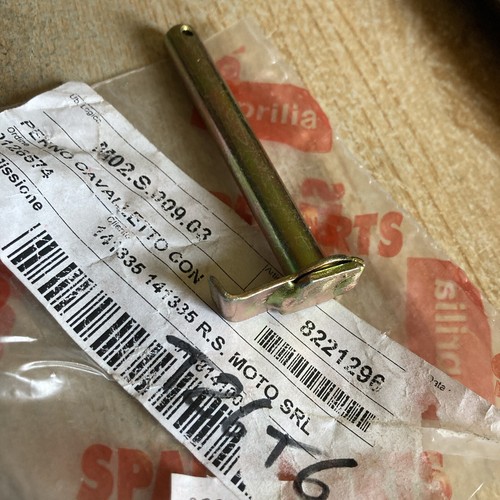 Aprilia 8221296 axe - , béquille