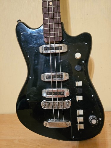 Guitare basse soviétique