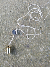 ANCIEN PETIT FIL A PLOMB LAITON - OUTIL DE CHARPENTIER OU GEOMETRE -