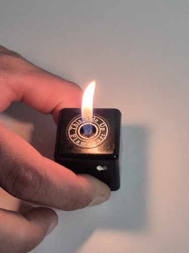 Briquet rétro cube - , –