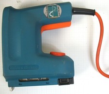 Agrafeuse cloueuse électrique Black & Decker DN418 + boîtes d'agrafes et clous