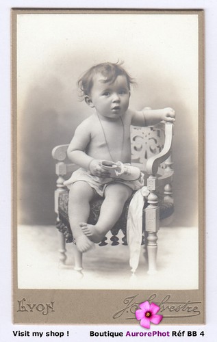 Jeune enfant sur petit - sur,