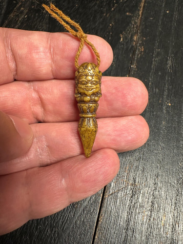 Pendentif dorje phurba os - dorje, en
