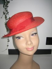 Ancien chapeau de paille rouge