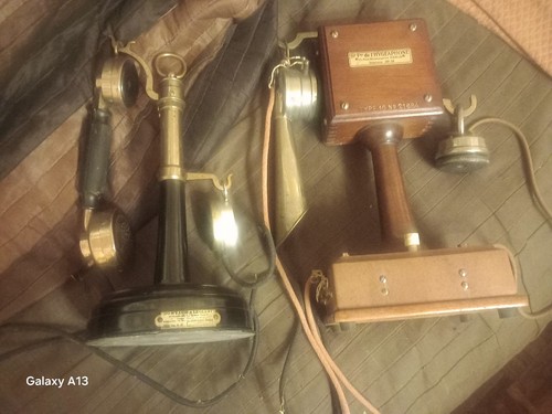Deux téléphones anciens - anciens, 1