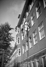 Homme sur échelle laveur de