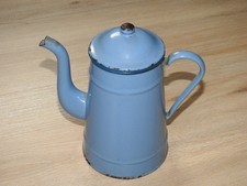 Cafetière ancienne en tôle