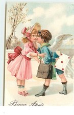 Carte Gaufrée - Bonne Année - Garçon avec des ailes d'ange embrassant un - 20639