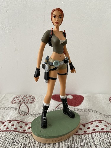 Figure statue tomb raider lara - tomb,