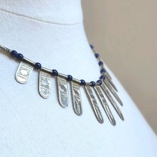 Collier Berbère Touareg Lamelles Argentées Ciselées en Chute et Perles Bleues