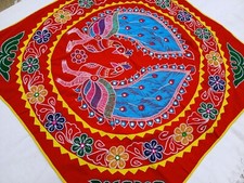 Tenture murale Rouge brodée