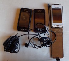 Lot de 3 téléphones Samsung S5230 avec un cordon de charge