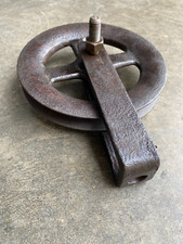 Ancienne  poulie en fer et fonte