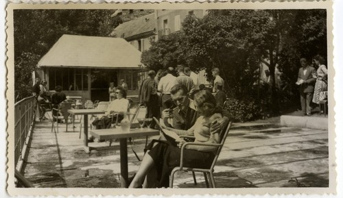 Portrait couple assis - , terrasse