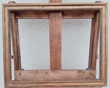 CADRE  EN BOIS SCULPTE DORE ET PERLE  DU XVIIIe SIECLE,  FEUILLURE 37 PAR 48 CM