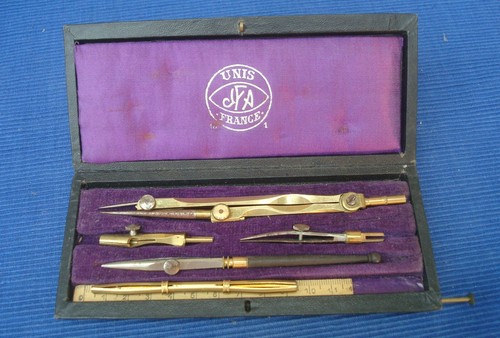 V45 boite compas - ancienne, unis