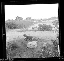 Portrait enfant jouant boîte