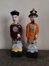Lot De 2 Statues Empereurs Chinois En Porcelaine. Statuettes Mandarins Signées