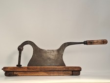 ANCIEN HACHOIR A TABAC (