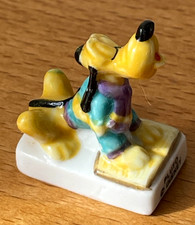 Belle Fève Chien PLUTO assis