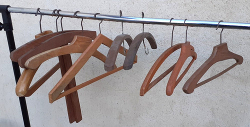 Lot cintres bois vintage - lot,