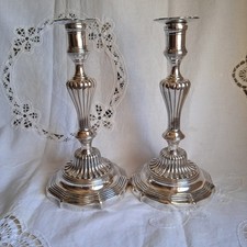 PAIRE DE BOUGEOIRS EN BRONZE
