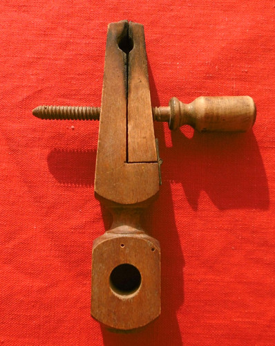 Une pince pour tube - pince,