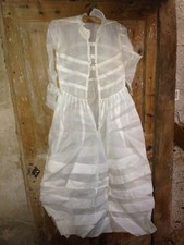 Lot 2 anciennes robes de communion en tissu fin dentelle et accessoires