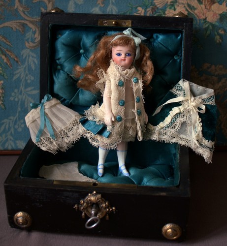 Poupée ancienne mignonnette