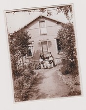 Photo ? Vintage House Driveway ? Antique Toys Bike ? Kids Cars Pedals