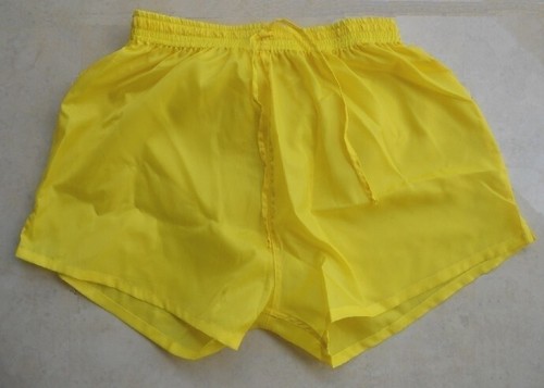 Short nylon jaune - , légèrement
