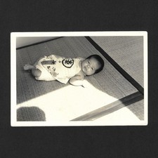 Bébé allongé sur tatami