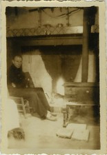 ANTIQUE PHOTO - VINTAGE SNAPSHOT - MEN'S INTERIOR FIREPLACE FIRE STOVE - FIRE