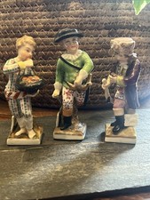 Suite de 3 Personnages Mois de L'Année Anglais Porcelaine Peinte Vers 1900