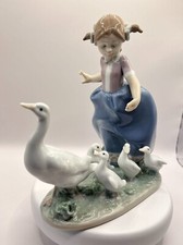 Figurine Lladro Dépêchez-vous maintenant jeune fille nourrissant des oies can...
