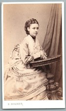 CDV 1870 Jeune Femme avec robe