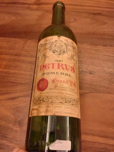 Bouteille de vin vide Petrus