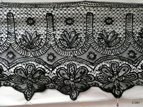 Ancienne dentelle puy - puy, en