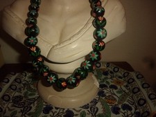 collier perles de bois peintes