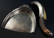 Pelle et brosse de table en