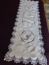 BEAUTIFUL ANTIQUE LINEN EMBROIDERY TABLE RUNNER ENTOURAGE SPINDLES 1930