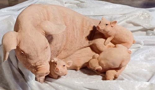 Cochon allaitant ses 3 - cochon,