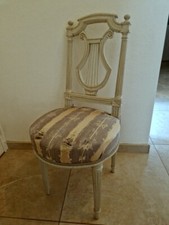 Chaise d'époque Louis XVI vers 1770 à dossier Lyre en hêtre moulurée laquée