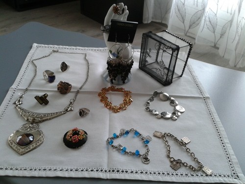 Bijoux vintage avec main - ,