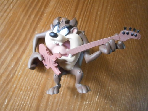 Figurine taz mange guitare - sa,