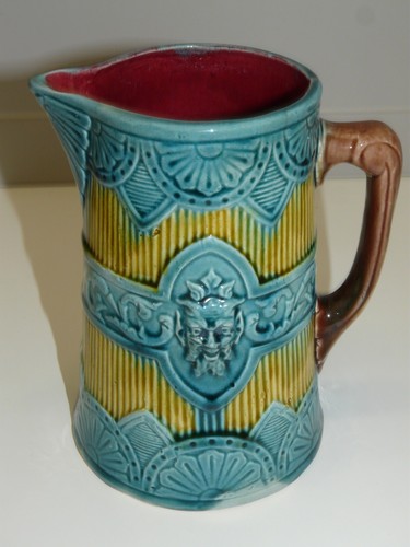 Ancien pichet barbotine - -,