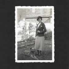 Femme élégante chapeau chien