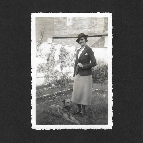 Femme élégante chapeau chien