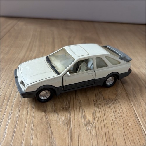 Figurine miniature blanche