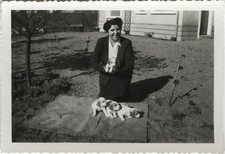 ANTIQUE PHOTO - VINTAGE SNAPSHOT - ANIMAL DOG PUPPY FUNNY GARDEN - DOG PUPPY